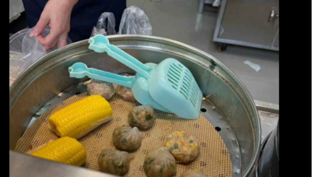 小吃店用「貓砂鏟」盛熱食 網轟噁心:食慾全無!