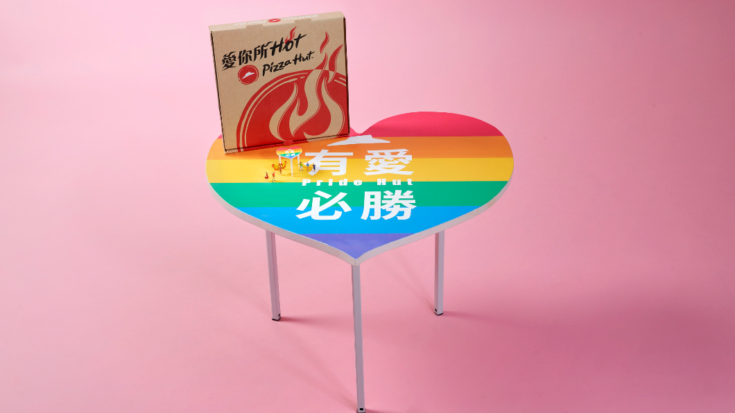必勝客首度推出放大版彩虹比薩支撐架造型桌。(TVBS/業者提供)