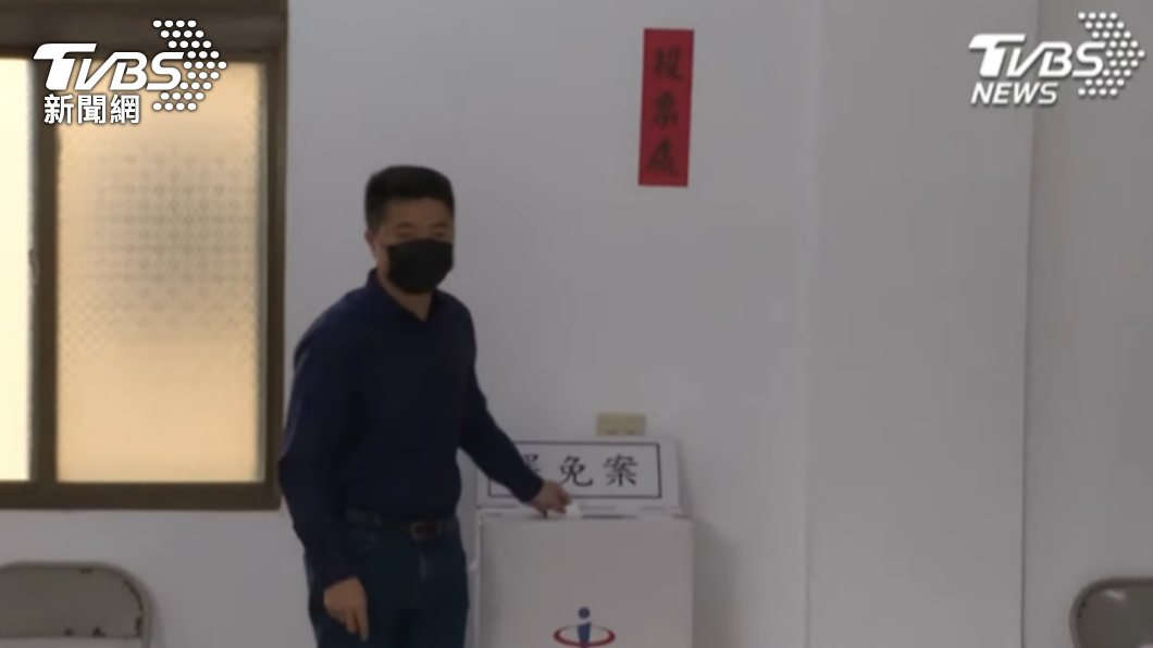 顏寬恒上午10時前往沙鹿保安宮投票。(圖/TVBS)