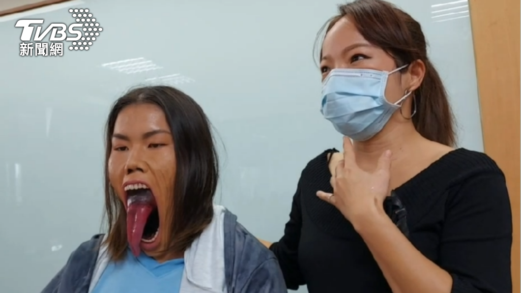 特效化妝師陳姿婷（右）說明「長舌女妖」操作流程。（圖／TVBS）