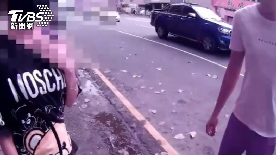 因妻子未戴安全帽遭警攔查，董男通緝犯的身分曝光。（圖／警方提供）