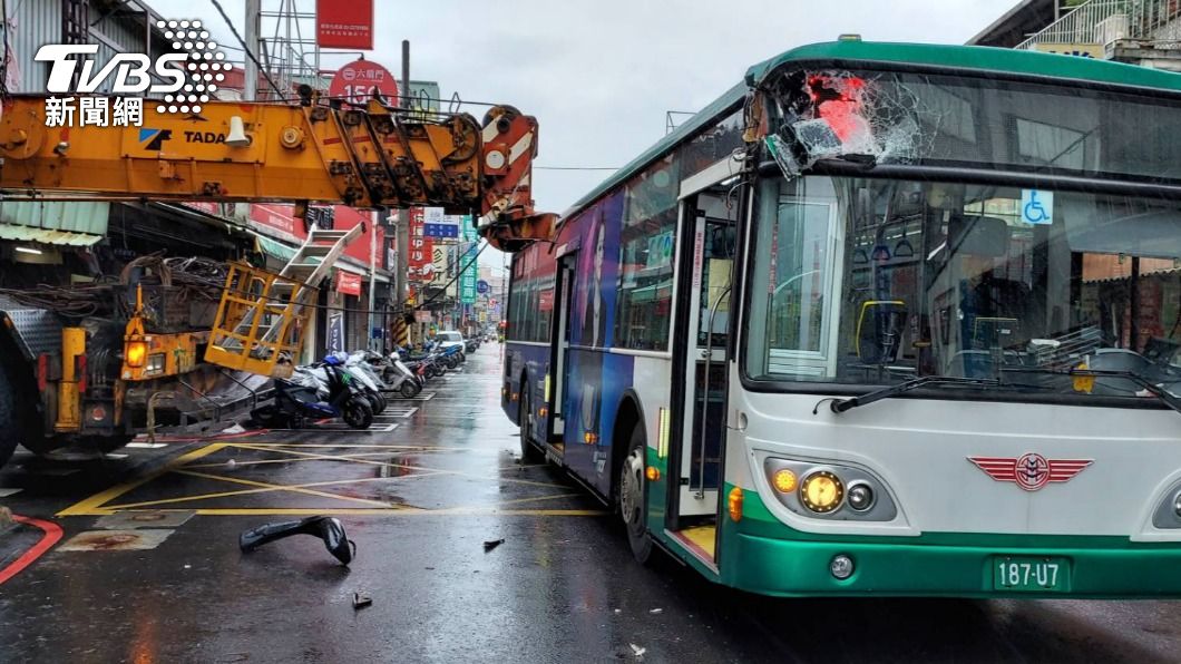 差點變成絕命終結站!吊臂車開出小巷不慎「插進」公車頂