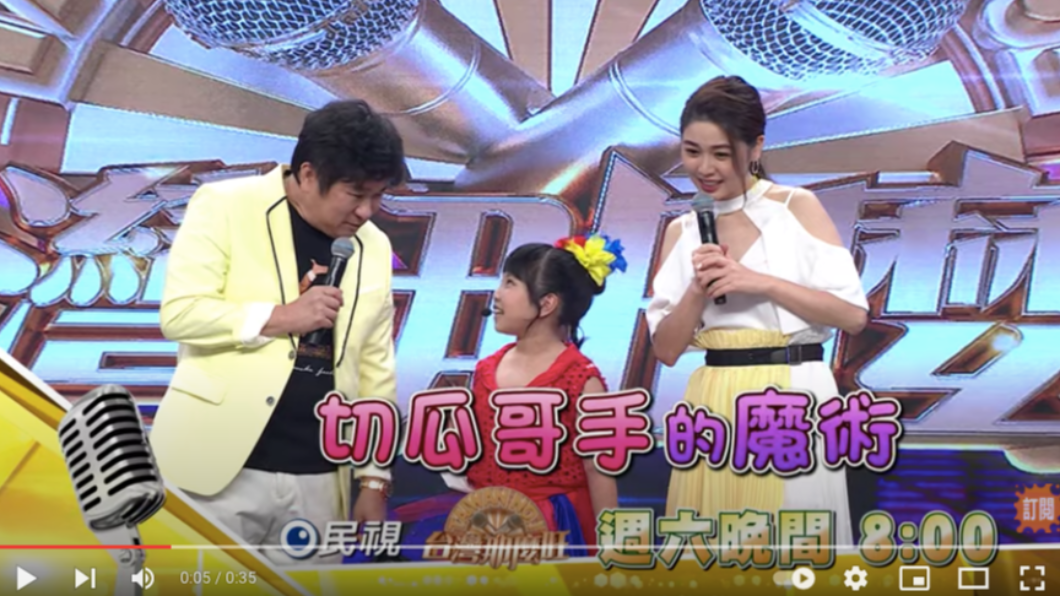 女童上節目表演「切瓜哥手」的魔術。(圖/翻攝自《台灣那麼旺》片段)
