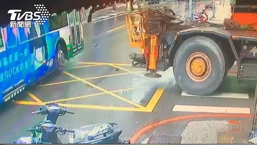 工程車上的吊臂超出巷口和公車發生碰撞。（圖／TVBS）
