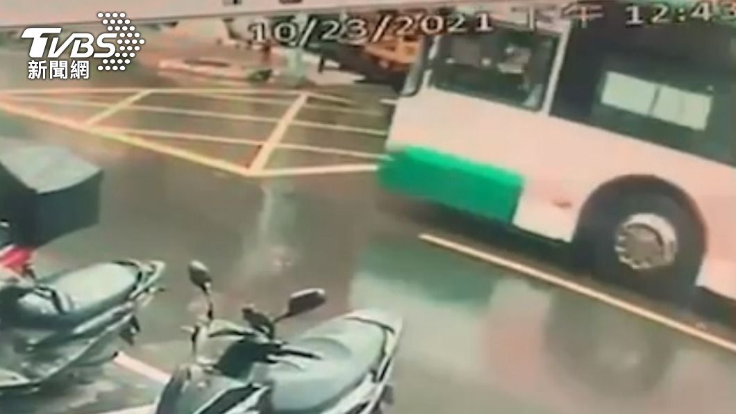 事發時吊臂車車速相當慢仍發生意外。（圖／TVBS）