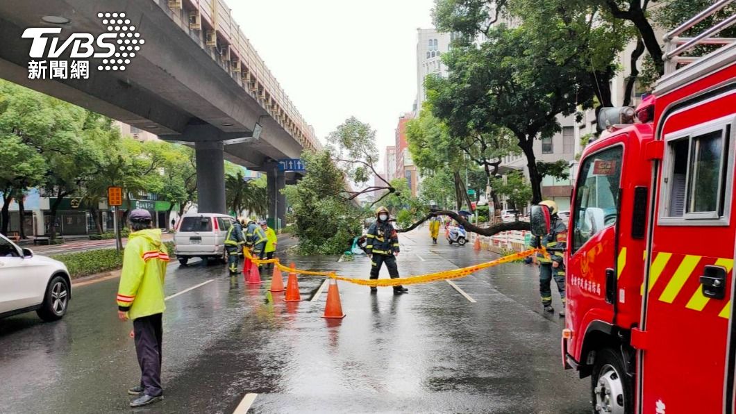 警消人員協助排除事故。（圖／TVBS）