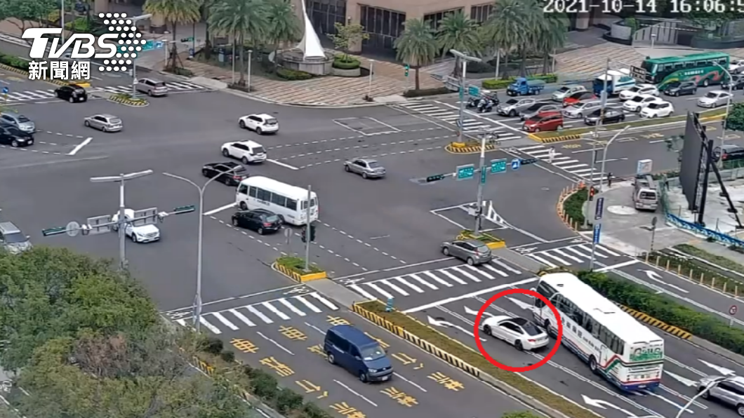 趙男在快車道停等紅燈時睡著,阻礙後方車輛通行。(圖/林義順提供)