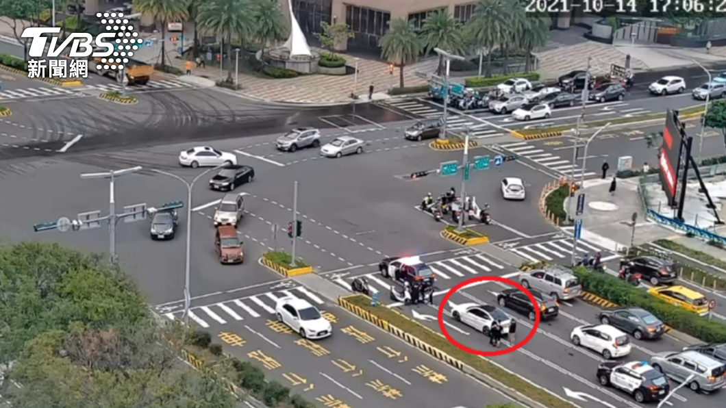 趙男在快車道停等紅燈時睡著,警方獲報後到場處理。(圖/林義順提供)