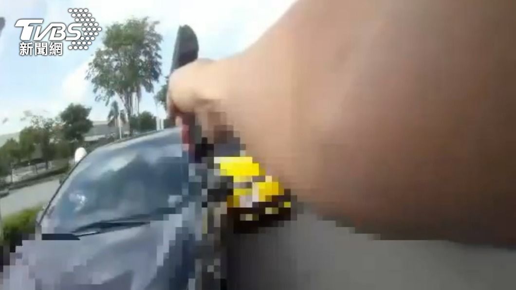 沿路闖紅燈不配合盤查還駕車亂竄!遭警連轟3槍 撞4車逃
