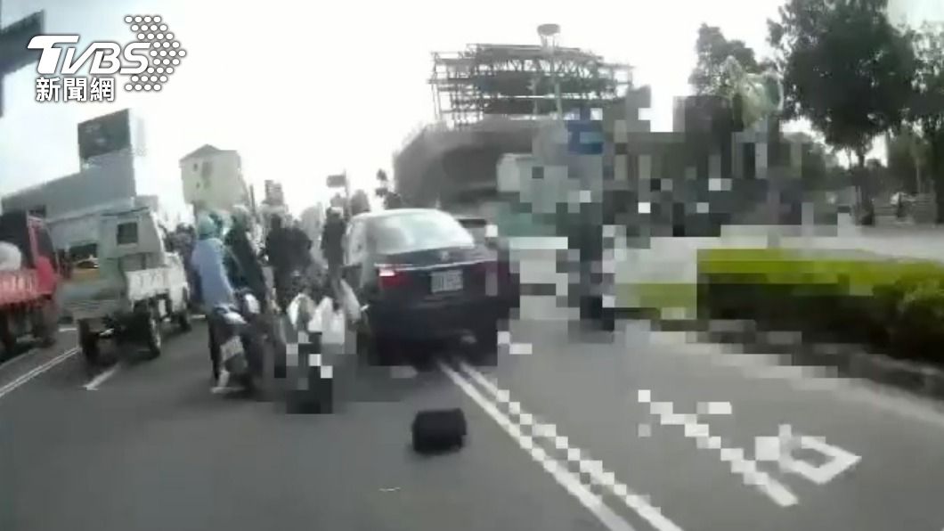 深灰轎車撞進停等紅燈的機車中逃逸。（圖／TVBS）