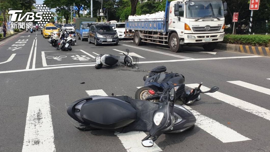 無辜騎士的機車被撞倒地。（圖／TVBS）