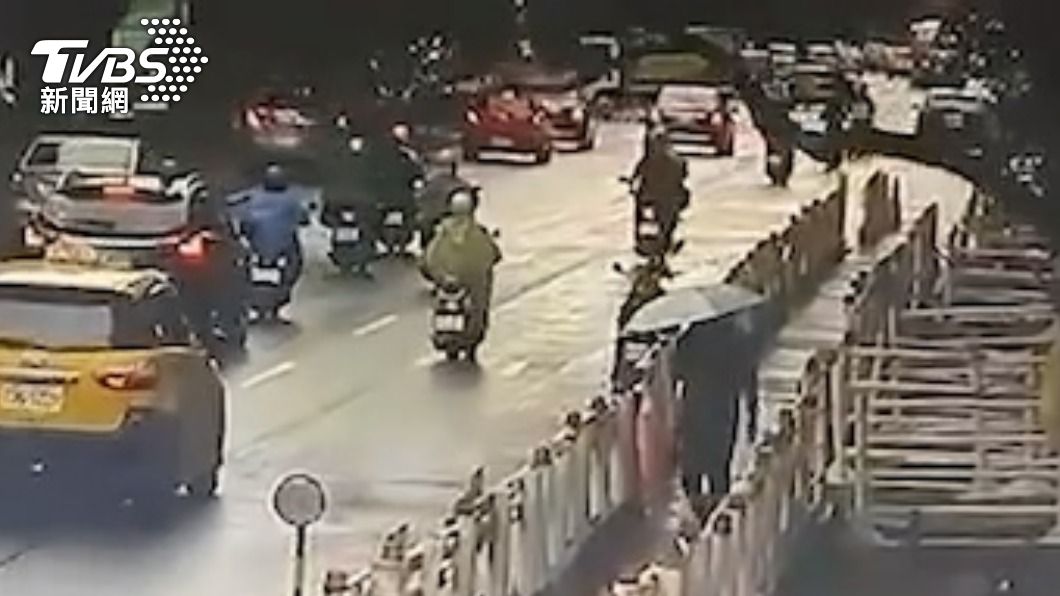路樹倒塌壓到經過的雙載機車。（圖／TVBS）