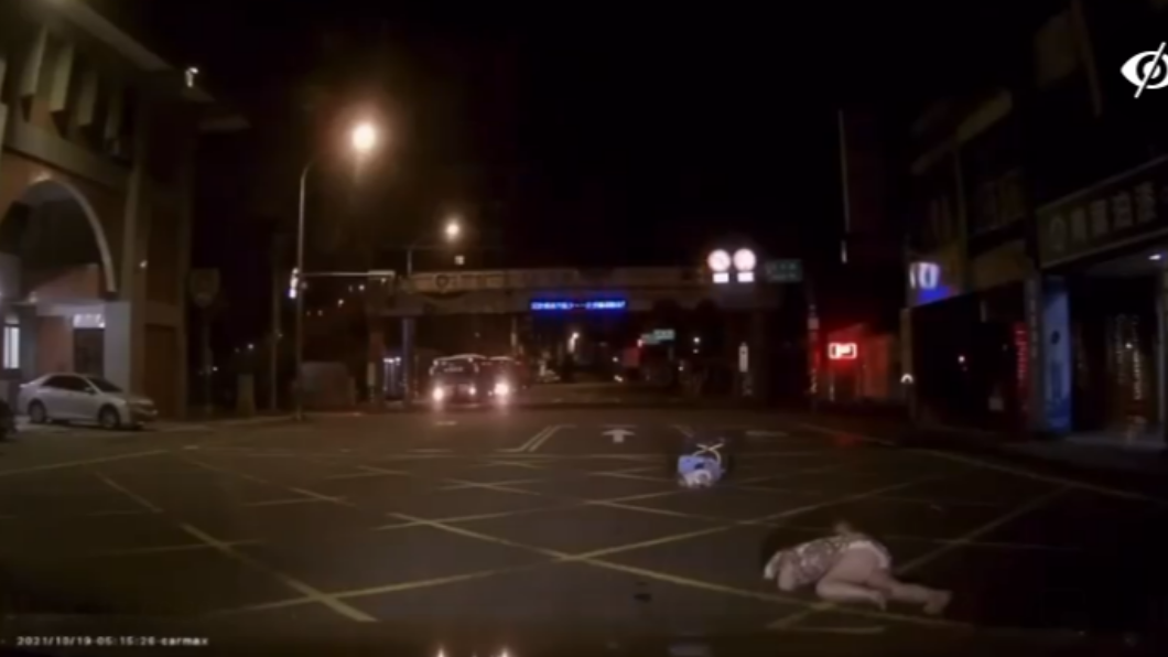 阿嬤推著嬰兒車過馬路，遭一輛轎車撞飛倒地。（圖／翻攝自爆料公社）