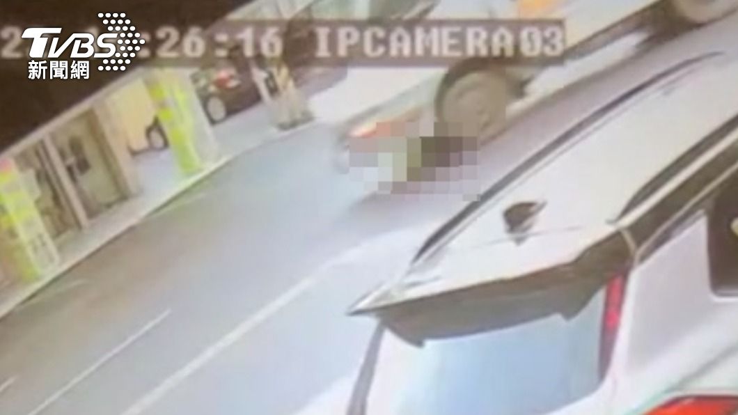 男童遭撞擊卡在車底。(圖/民眾李聰銘提供)