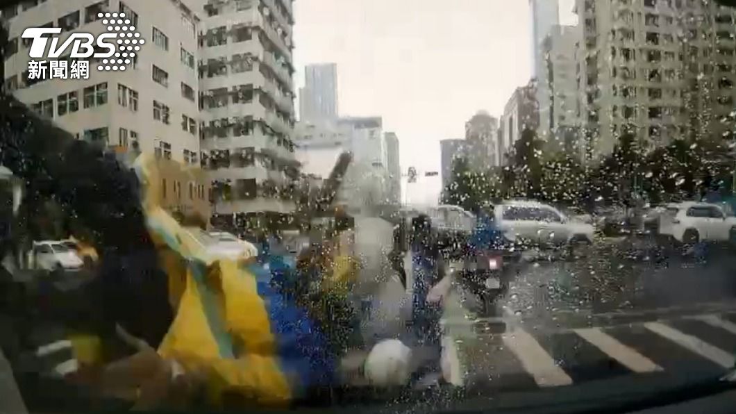 Uber計程車停紅燈突暴衝!駕駛疑癲癇 撞毀7車釀8傷