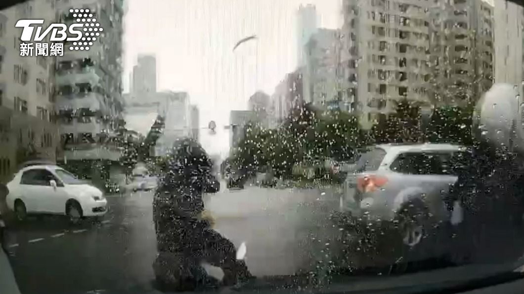 騎士等紅燈遭後車追撞。（圖／TVBS）