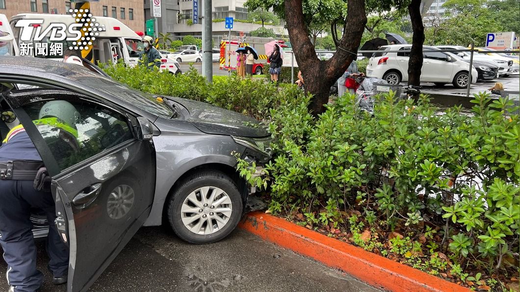 汽車撞上人行道才停下。（圖／TVBS）