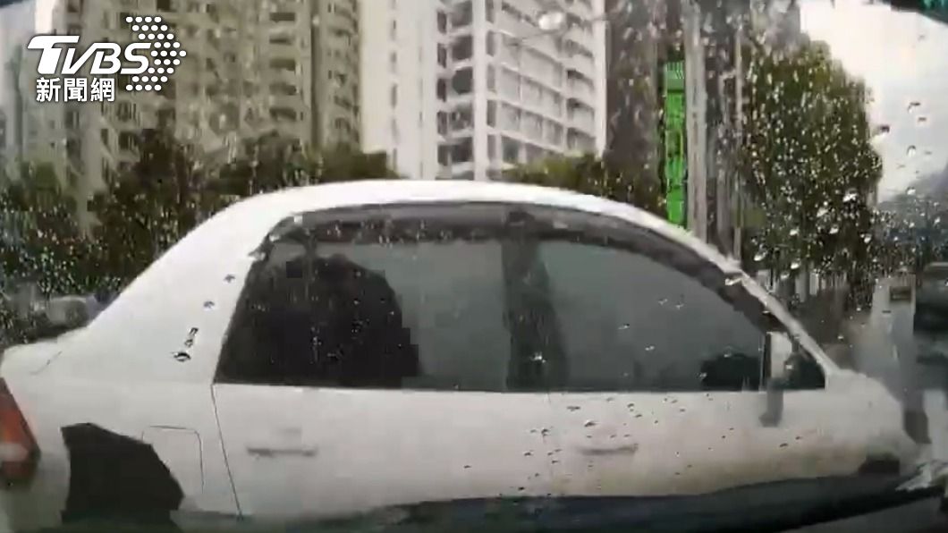 一輛左轉白車閃避不及也挨撞。（圖／TVBS）