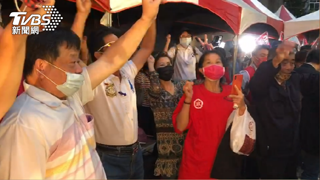 刪Q成功!民眾高舉雙手狂歡「感謝民意、台中加油」