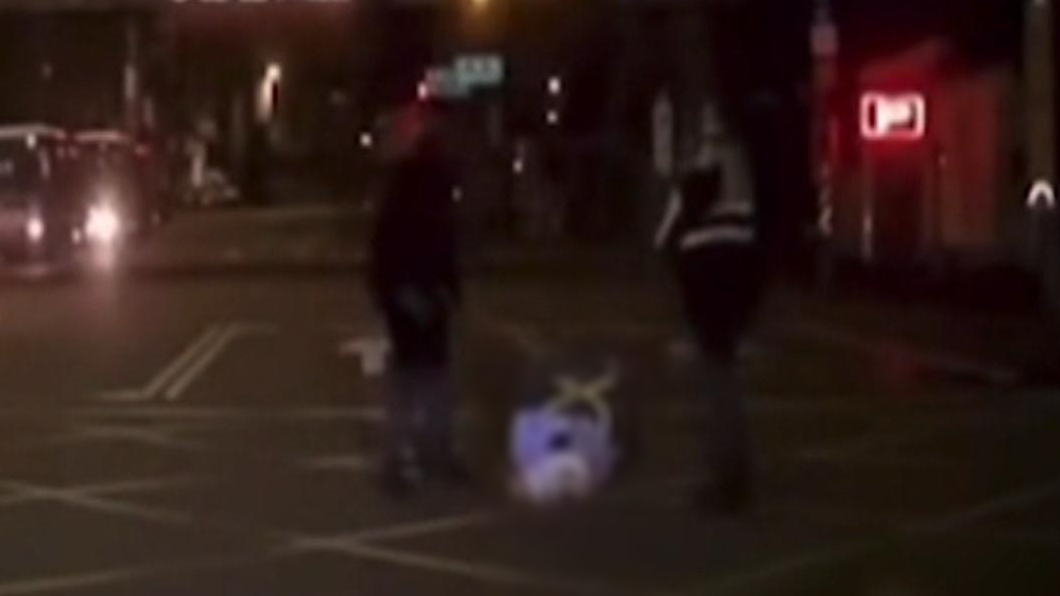 驚險！94歲嬤推1歲孫女穿越馬路　遭車撞飛駕駛直喊：怎麼辦