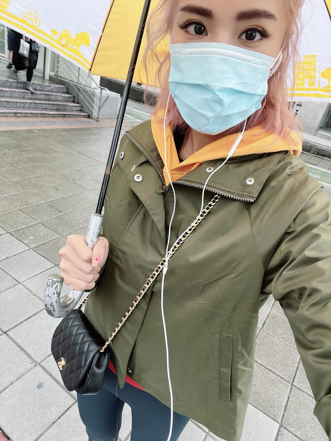 小禎昨為運動服飾品牌擔任一日店長。(圖/翻攝自胡小禎臉書)