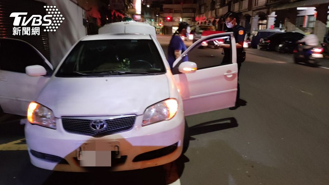 王女因行車詭異,遭警攔下盤查。(圖/警方提供)