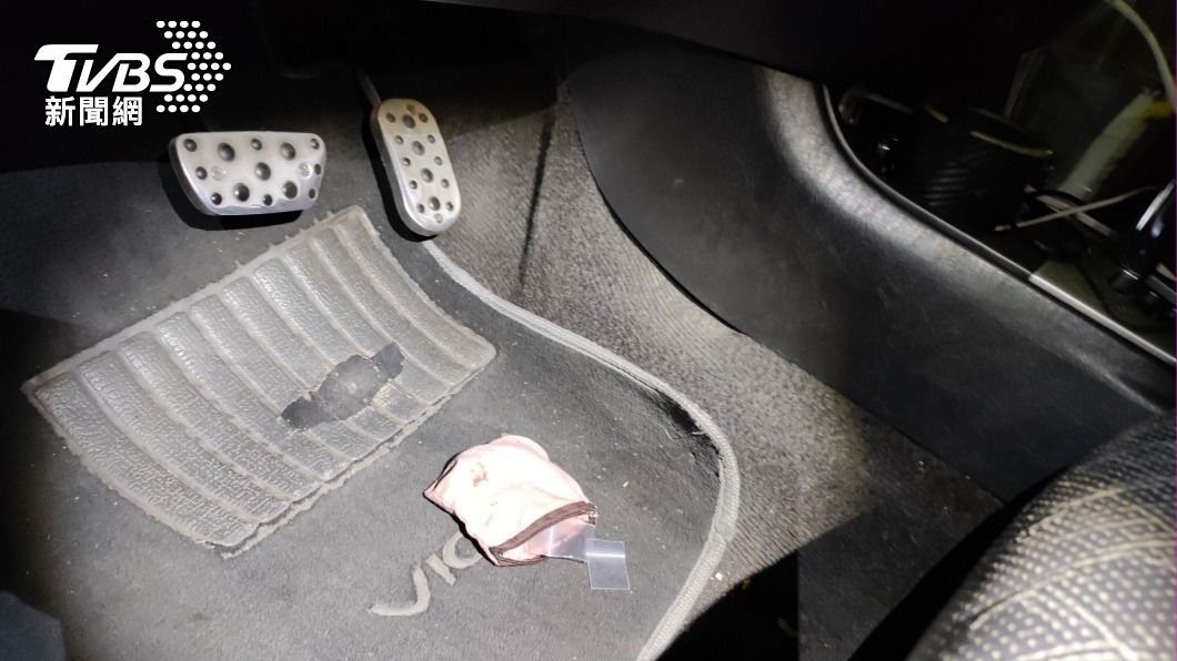 警方在王女駕駛座下發現毒品。(圖/警方提供)