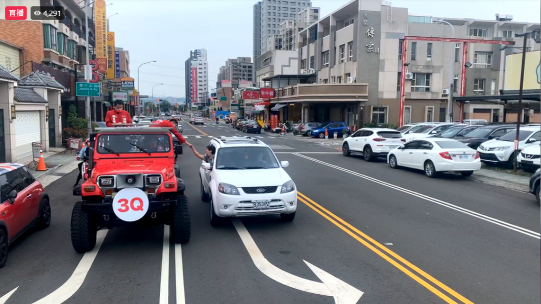 民眾開車窗向陳柏惟握手。（圖／翻攝自3Qi.tw 陳柏惟臉書）