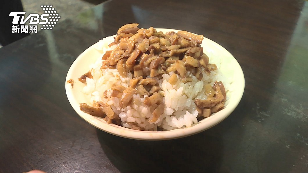 不滿男友早餐帶她吃「肉燥飯+陽春麵」!全場打臉:超頂