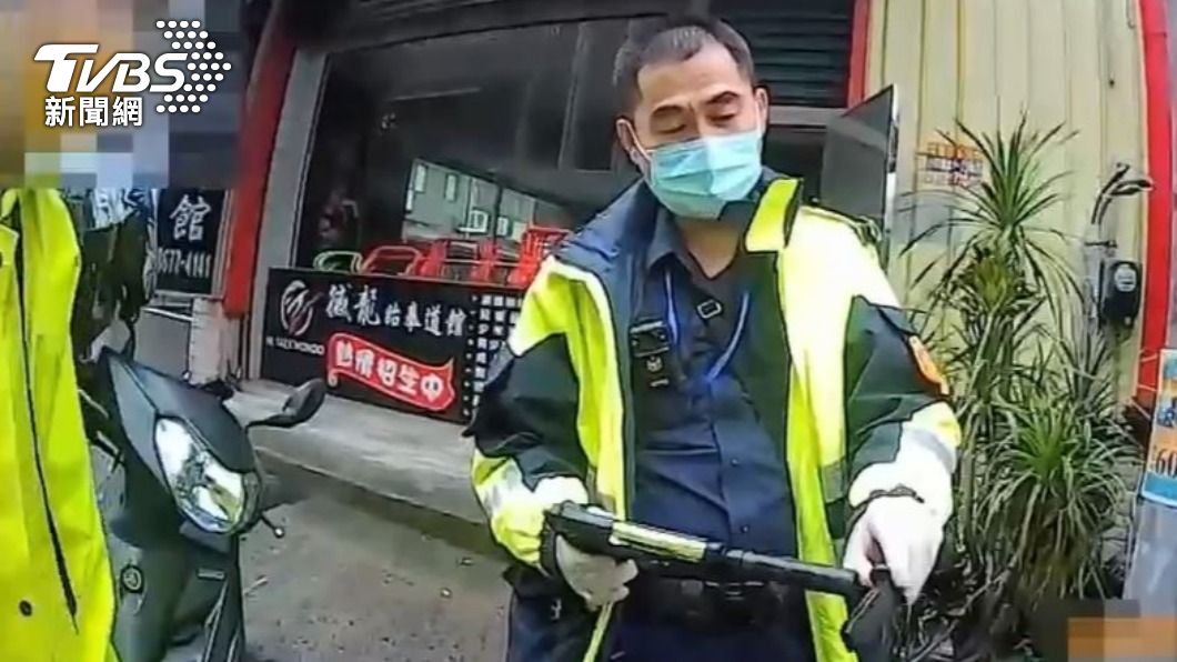 員警發現槍枝很輕,為塑膠製。(圖/TVBS)