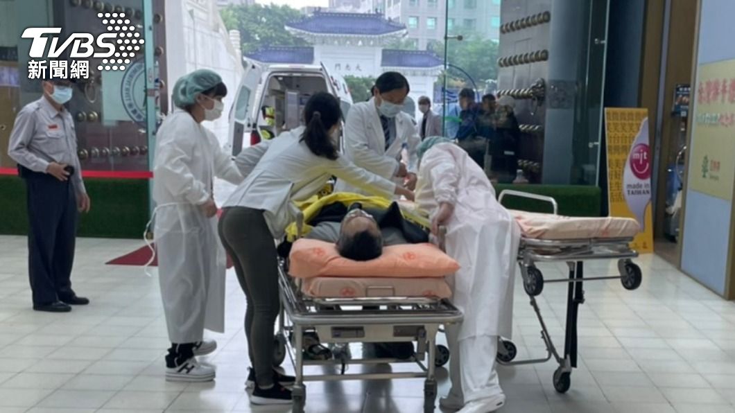 蘇揆剛視察完!中正紀念堂接種站2暈針送醫 1人跌倒撞頭