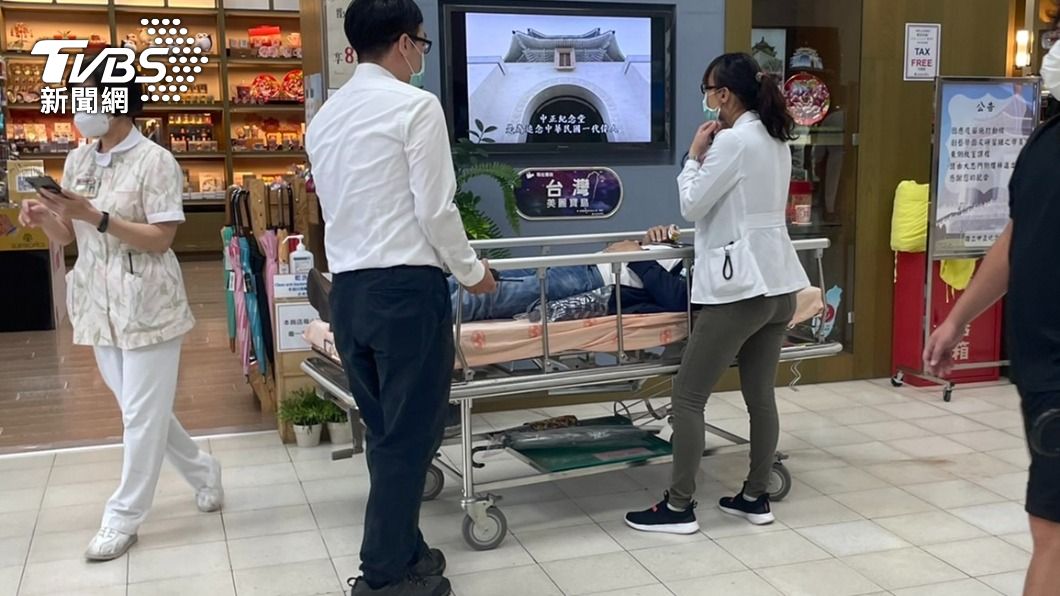 中正紀念堂接種站接近中午時有2人暈針。(圖/TVBS)