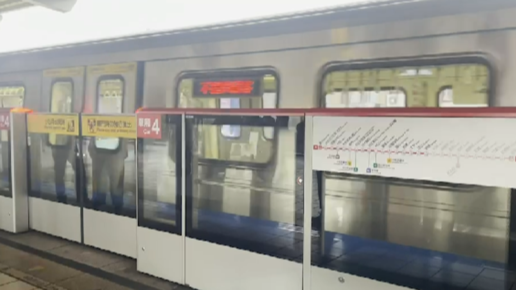桃園捷運進行車站檢視及巡軌作業。(圖／TVBS)