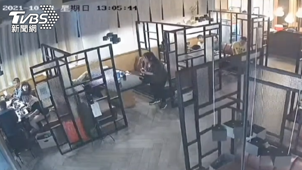 地震發生當下,在桃園某餐廳吃飯的民眾欲起身逃命。(圖/民眾提供)