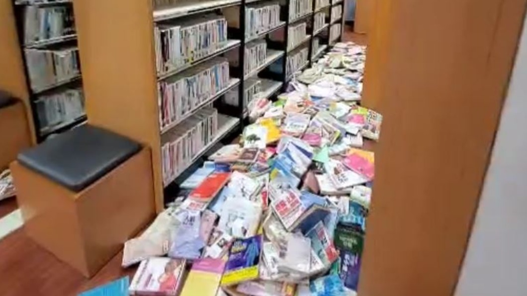 這「震」的太可怕！圖書館地板成「書堆」　汐止大樓下磚雨