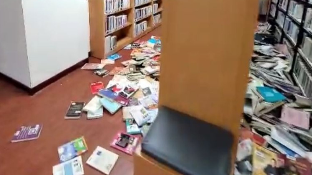 圖書館的書都從書架上震落。(圖/翻攝自記者爆料網)