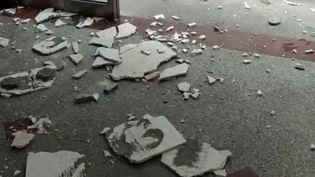 汐止康寧街外牆磁磚掉落。(圖/翻攝自記者爆料網)