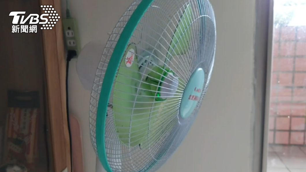 民眾錄下自家電扇不停晃動。（圖／民眾提供）