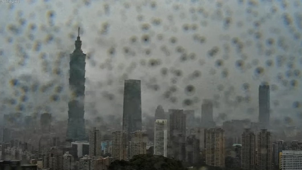 象山即時影像錄下地震恐怖瞬間。（圖／翻攝自台北旅遊直播 台北觀光即時影像）