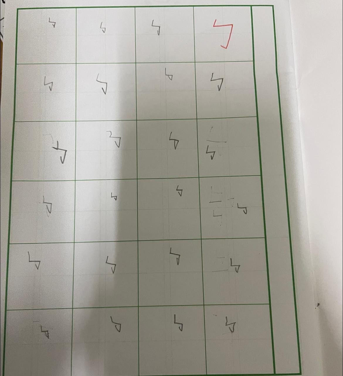 一名媽媽發出小孩在練字簿寫得字形。(圖/翻攝自《爆怨2公社》臉書)