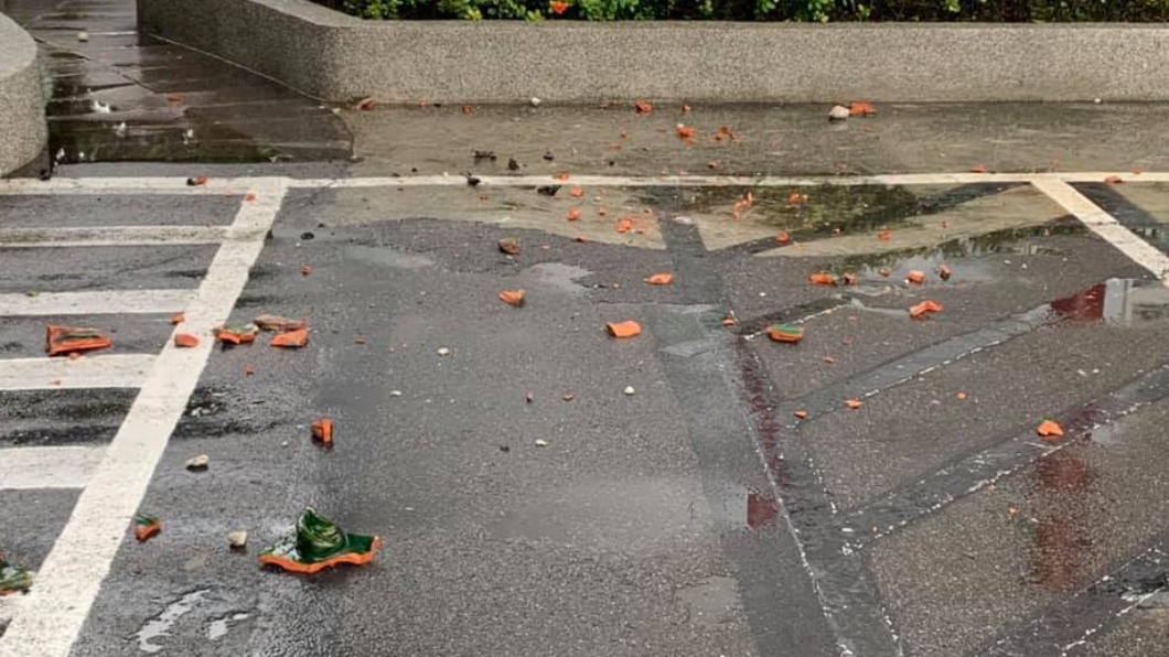 台北市下起了磚塊雨。(圖/翻攝自陳怡君臉書)