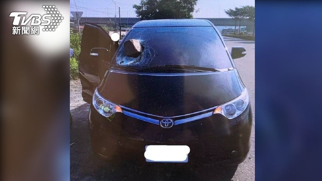 彭男的轎車前擋風玻璃遭枕木砸破。(圖/警方提供)