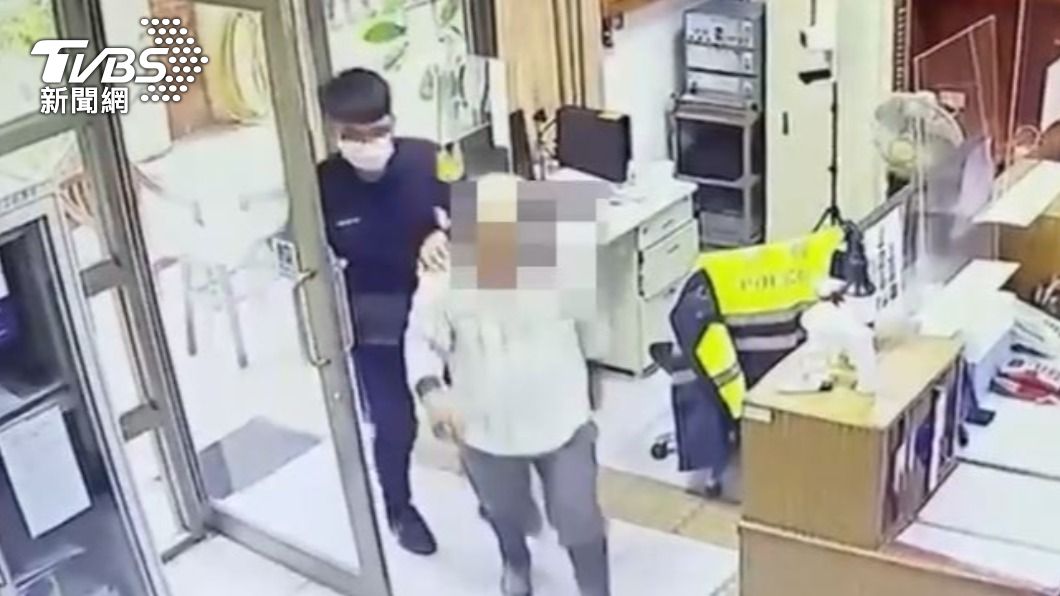 員警發現老翁臉色發白。(圖/TVBS)