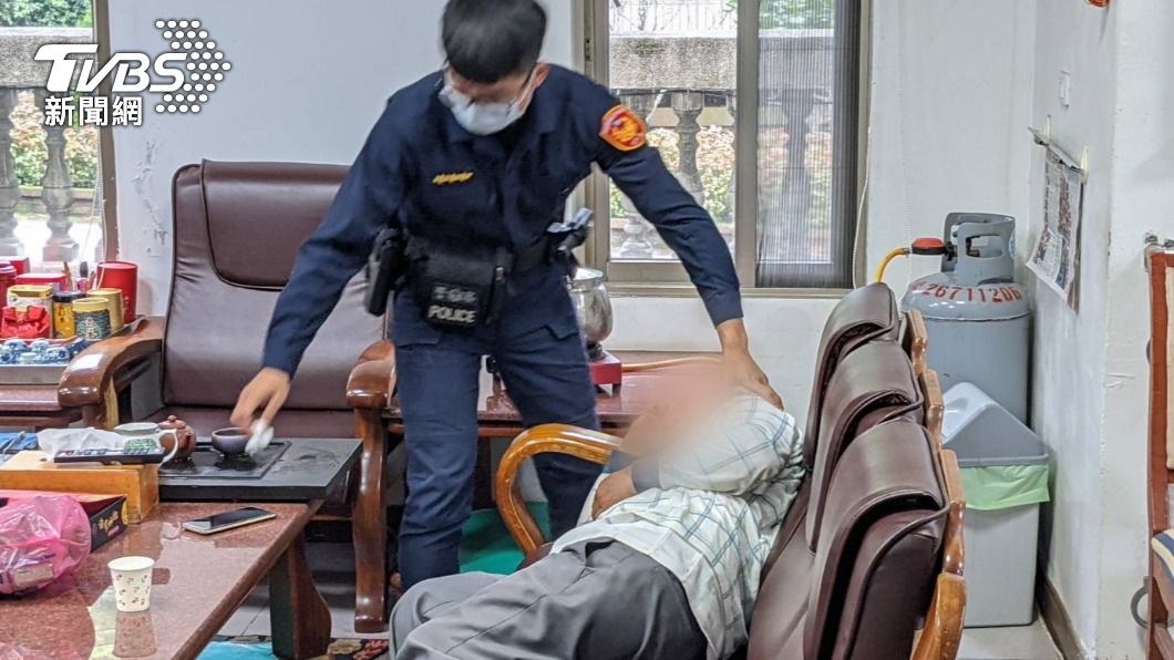 老翁躺在派出所,呼吸困難。(圖/TVBS)