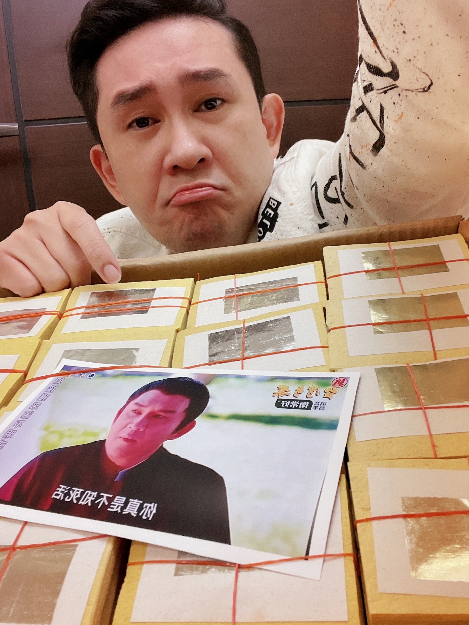 車冠德收到一箱銀紙。（圖／民視提供）