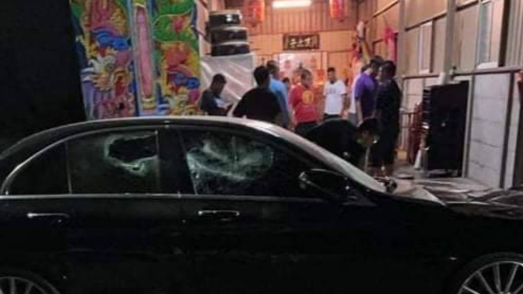 李男率眾到王男的神壇砸車又鬥毆。（圖／翻攝自記者爆料網）