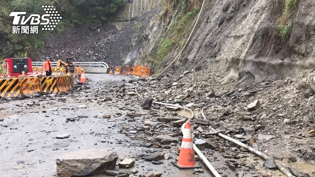 6.5大地震造成落石不斷 中橫便道暫停通行