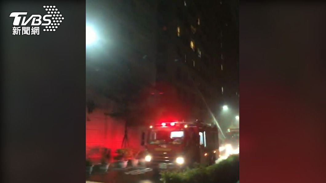 消防人員到場灑水灌救。(圖/Facebook 愛新莊我是新莊人)