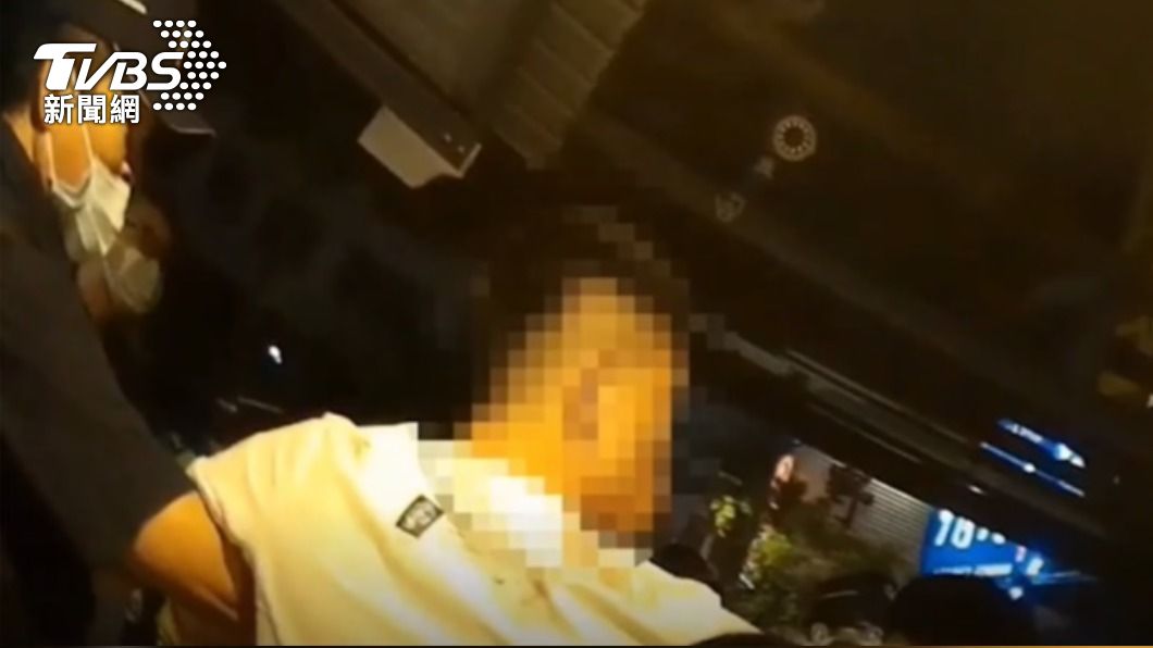 穿白衣的楊男遭刀劃傷。(圖/TVBS)