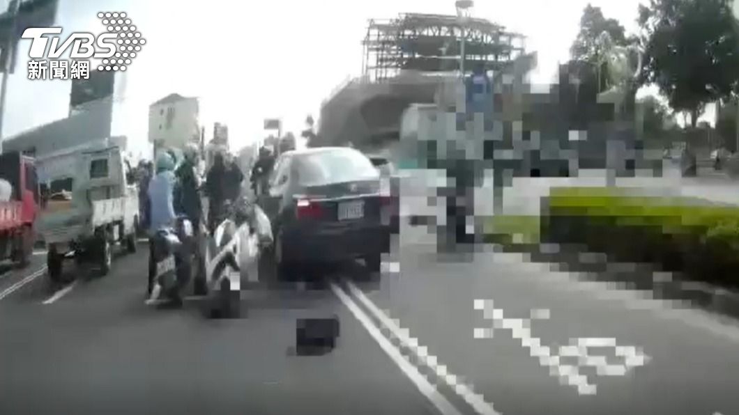 無視警察開槍！男拒檢連撞機車　僅因無照怕被罰